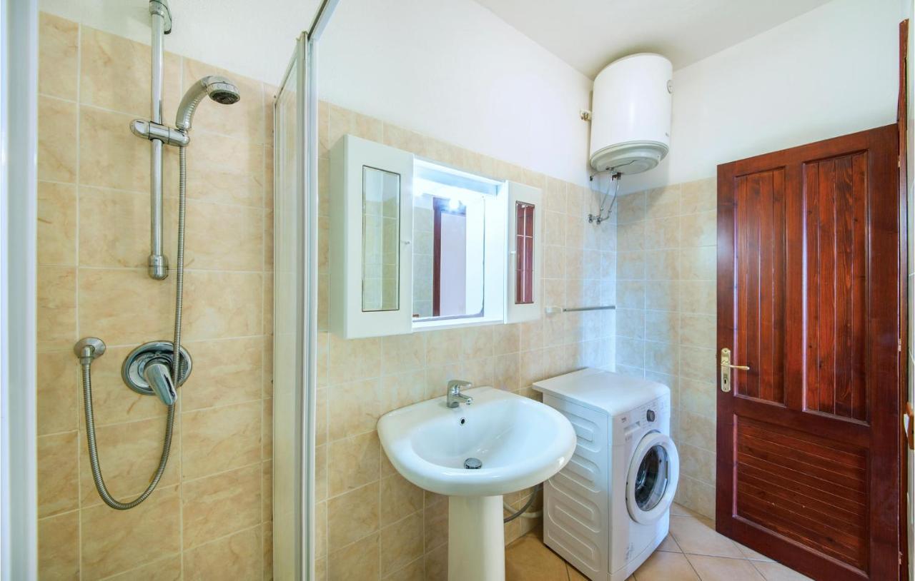 1 Bedroom Amazing Apartment In Isola Rossa Buitenkant foto
